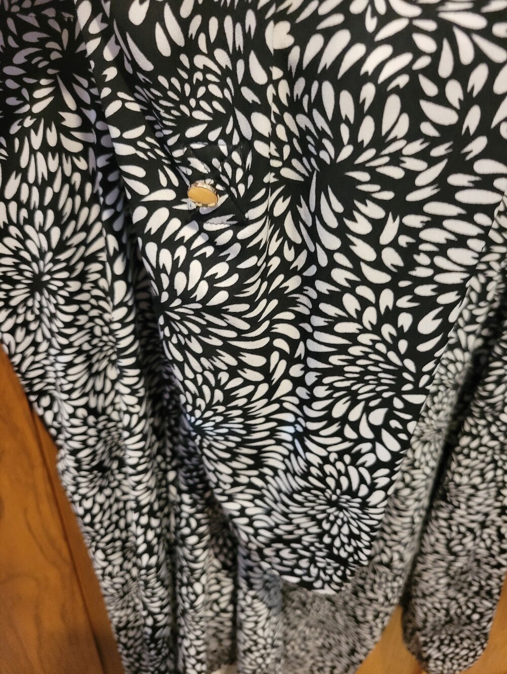 Tahari Liquid Knit Top 1x - Picture 6 of 11